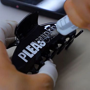 Engraving and painting on the acetate claw clip
