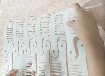 The combs, after being mass-produced, are placed on the table.